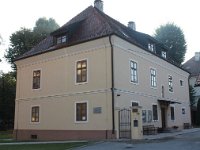 Trg J.J.Strossmayera 3, Župni dvor rkt. župe sv. Lovre izgrađen je 1783. godine u stilu kasnoga baroka  Župni dvor rkt. župe sv. Lovre izgrađen je 1783. godine u stilu kasnoga baroka. U župnom dvoru, tijekom svoje službe, živjeli su brojni kasnije znameniti biskupi i svećenici katoličke crkve u Hrvatskoj.